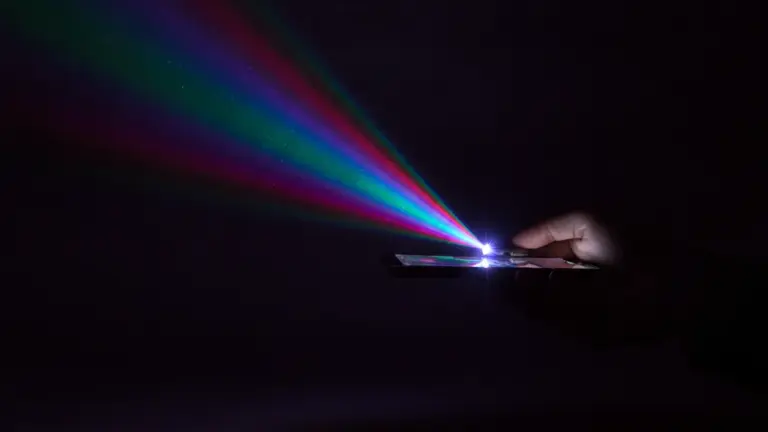 Descubra como deixar a lanterna do celular com outra cor