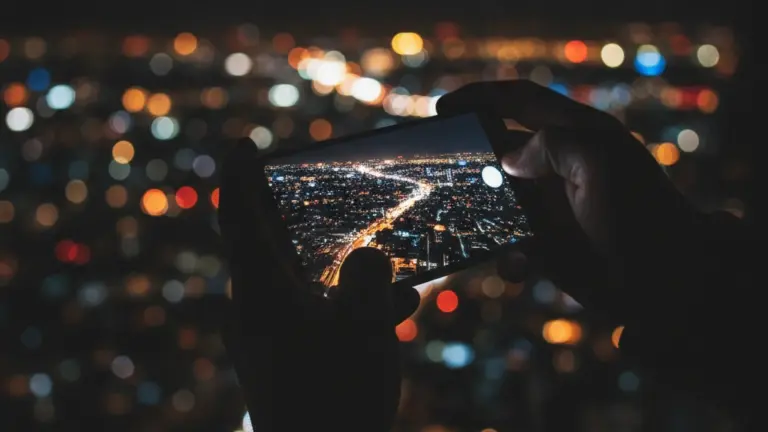 Seu Celular Revela Muito Mais no Escuro